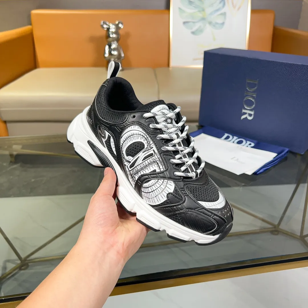 P500 Dior Chrono sneakers are a new product of the 2024 autumn ready-to-wear series, reinterpreting running shoes with Dior's haute couture style. Crafted from beige mesh with laminated leather-effect panels in gold and silver tones, it's highlighted by CD logos on the sides, a star patch on the tongue and a Dior logo on the heel. Featuring tri-color laces, a lightweight sole and star embellishments for a casual look for any season. Size: Female size 35-41 (Female size 41 and 42 can be customized) Male size 39-44 (45/46 can be customized) Color: white, pink, gold, silver, black